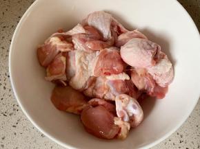先把买回来的鸡腿放入清水中浸泡半小时，期间可换两次水，这样可以浸泡出血水。然后快刀斩成小块，放入大碗中
