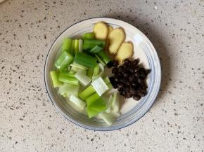 腌制鸡肉的时候，我们来处理配料。大葱去掉外层干老葱叶，取半根，切成2厘米左右长度。生姜洗净，切薄片，六至七片即可。半小时之后把腌制好的鸡块沥干水分。