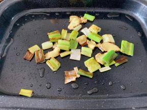 多功能锅放浅平盘，开高火热锅1分钟，然后倒入比平时炒菜多两倍的花生油，油热后，转中小火，放入葱段和姜片，慢慢的炒至葱段发黑，姜片变干。然后把炒好的葱段和姜片盛出备用。