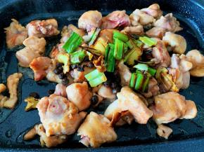 把之前炸好的葱姜和豆豉放入锅中，翻炒均匀