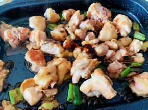 锅中加入一勺生抽，一勺耗油，翻炒均匀，转大火收汁即可出锅。