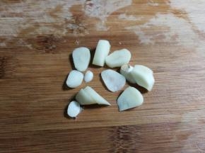 蒜瓣切成片