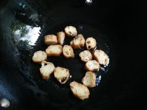 热锅热油放入油条煎至金黄盛出来