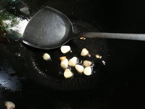 放入蒜瓣煎出香味