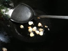 放入蒜瓣煎出香味