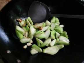 放入丝瓜翻炒片刻