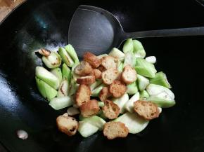 放入油条翻炒片刻