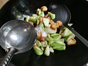 放入适量热水翻炒至丝瓜变软