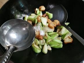 放入适量热水翻炒至丝瓜变软