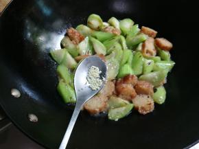 放入少许鸡精拌匀