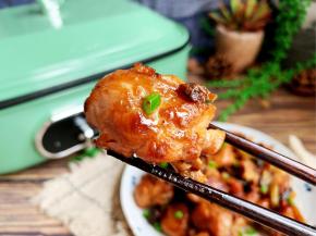 今天这道改良版的豆豉葱烧鸡你觉得怎么样？平时你家都是怎么做鸡肉的，有什么特别好吃的做法吗？欢迎给我留言或吐槽，让我们一起探讨美食的乐趣！如果你也喜欢，记得收藏并转发给更多的朋友。你的支持，是我最大的动力！ 我是木木，我在这里等你！点个赞，让我看到你！