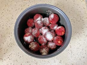 洗净的杨梅沥干表面水分，倒入适量白砂糖，冷藏腌渍过夜，如果着急的话，至少也要腌制1小时