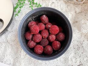 腌好的杨梅表面有些蔫，盆底有很多腌出来的果汁