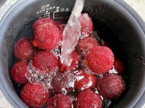 加入没过杨梅的纯净水，不建议加太多水，如果煮出来的味道太浓，可以喝的时候再兑水