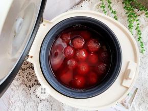 煮好的杨梅汁色泽鲜红，酸甜适口。热的时候酸味比较重，建议等自然冷却之后，放进冰箱冷藏2小时再喝。