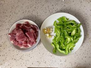 准备食材：牛肉、苦瓜切片