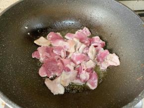 另起锅，倒入比平时炒菜多两倍的植物油，烧至四成热时倒入牛肉片，翻炒至肉片变色，盛出备用。