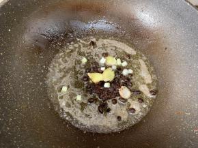 锅中留底油，放入豆豉和葱蒜碎，翻炒出香味。