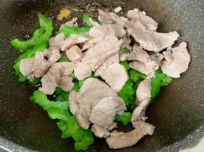 倒入提前焯过水的苦瓜和牛肉片，翻炒片刻，因为苦瓜和牛肉都已经预处理过了，不需要长时间翻炒，简单翻炒均匀即可。