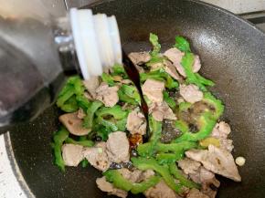 加入适量生抽，翻炒均匀。然后根据自己的口味，放入适量食盐和白砂糖。