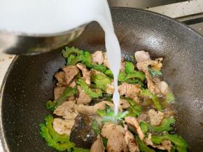 一勺玉米淀粉加适量凉水搅拌成水淀粉，倒入锅中，翻炒至浓稠均匀，出锅盛盘。