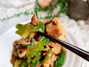 今天这道清热解暑的苦瓜炒牛肉你喜欢吗？欢迎给我留言，一起探讨美食的乐趣！如果你也喜欢，请收藏并转发给更多的朋友。你的支持是我最大的动力！ 我是木木，我在这里等你！点个赞，让我看到你！