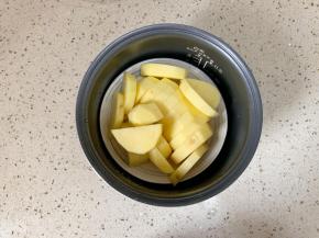 土豆洗净，用刮皮刀把皮削干净，切成1厘米左右的厚片，上锅蒸熟