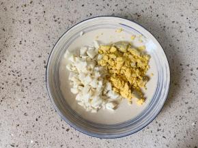 鸡蛋同时放入锅的下层水里煮熟，过凉水剥壳，切碎备用