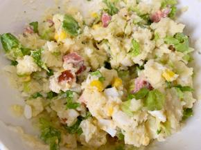 最后把所有食材充分搅拌，混合均匀就可以开吃了