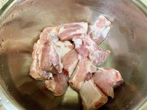 肋排请卖家给剁成小段，清水浸泡出血水，冲洗洗净