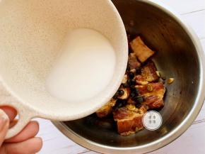 加入调好的水淀粉，混合均匀，码入蒸碗中