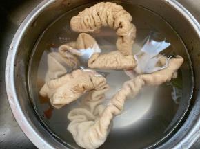 买来的大肠用小苏打粉和白醋反复搓洗三四遍，把表面的油脂洗干净，里面的肥油也摘掉一部分。这样处理之后大肠的异味会减轻很多。然后用清水冲洗干净。