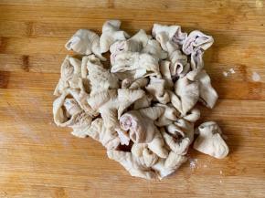 洗干净的大肠控干水分，切成三厘米左右的三角形。蒸制之后大肠会缩小，所以不宜切得太小。然后把葱蒜切碎、小米辣切圈备用。