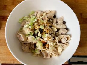 切好的大肠放入一个大碗中，依次加入豆豉、生抽、老抽、耗油、葱蒜碎、植物油，混合均匀，腌制半小时以上。也可以提前一夜处理，冰箱冷藏过夜，味道会更好。