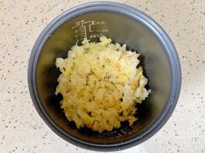 泡发好的银耳去掉底部黄色的硬根，那个部分是口感偏硬，并不好吃。然后把剩下的银耳尽量地撕成小块。很多人都是很随意的撕几块就完事了。其实，这是银耳出胶的关键所在。多做这一步，只需要20分钟，就可以轻松的把银耳羹炖出胶。