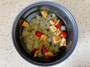 大枣切成小块，和银耳一起放入锅中，加入足够的清水