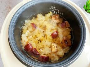 大夏天的我可不想守在炉灶前受那热火的熏烤，我选择用电饭锅煮的，选择宝宝粥阶段功能，相当于小火慢炖，炖至汤汁浓稠