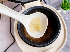 打开锅盖，放入适量黄冰糖，再炖煮5分钟即可。