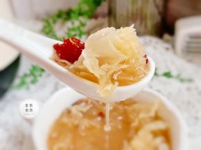 今天这道滋补养生的红枣银耳羹，你喜欢吗？你平时都喜欢喝什么甜汤？可以给我留言哦。让我们一起探讨美食的乐趣！如果你也喜欢，记得收藏并转发给更多的朋友。你的支持是我最大的动力！