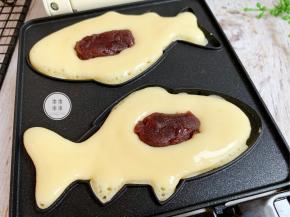 轻食机装上鲷鱼烧烤盘，预热两分钟，挤入二分之一面糊，中间位置放上红豆馅