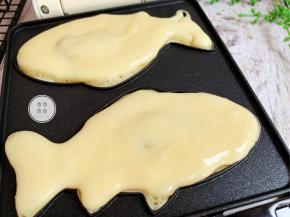 挤适量面糊盖住馅料，盖上盖子，加热三分钟