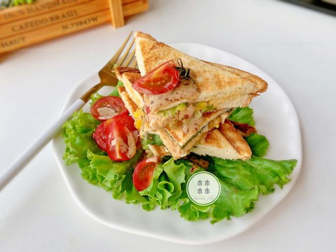 金枪鱼鸡蛋热压三明治