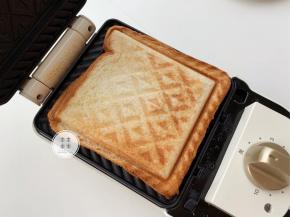 热气腾腾，外壳酥脆，内馅温热的热压三明治就做好了！