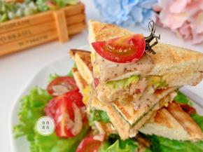 这道简单易做的金枪鱼热压三明治你学会了吗？欢迎给我留言，和我一起探讨美食的乐趣！如果你也喜欢，记得收藏并转发给更多的朋友哦！你的支持，是我最大的动力！