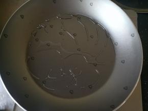 平底锅刷油，小火