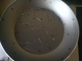 平底锅刷油，小火