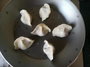 放入饺子