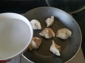放入一碗清水，焖煮