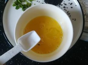 鸡蛋加盐，搅匀