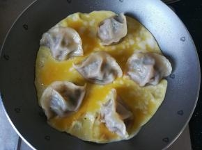 蛋液快凝固的时候，加入黑芝麻，葱花